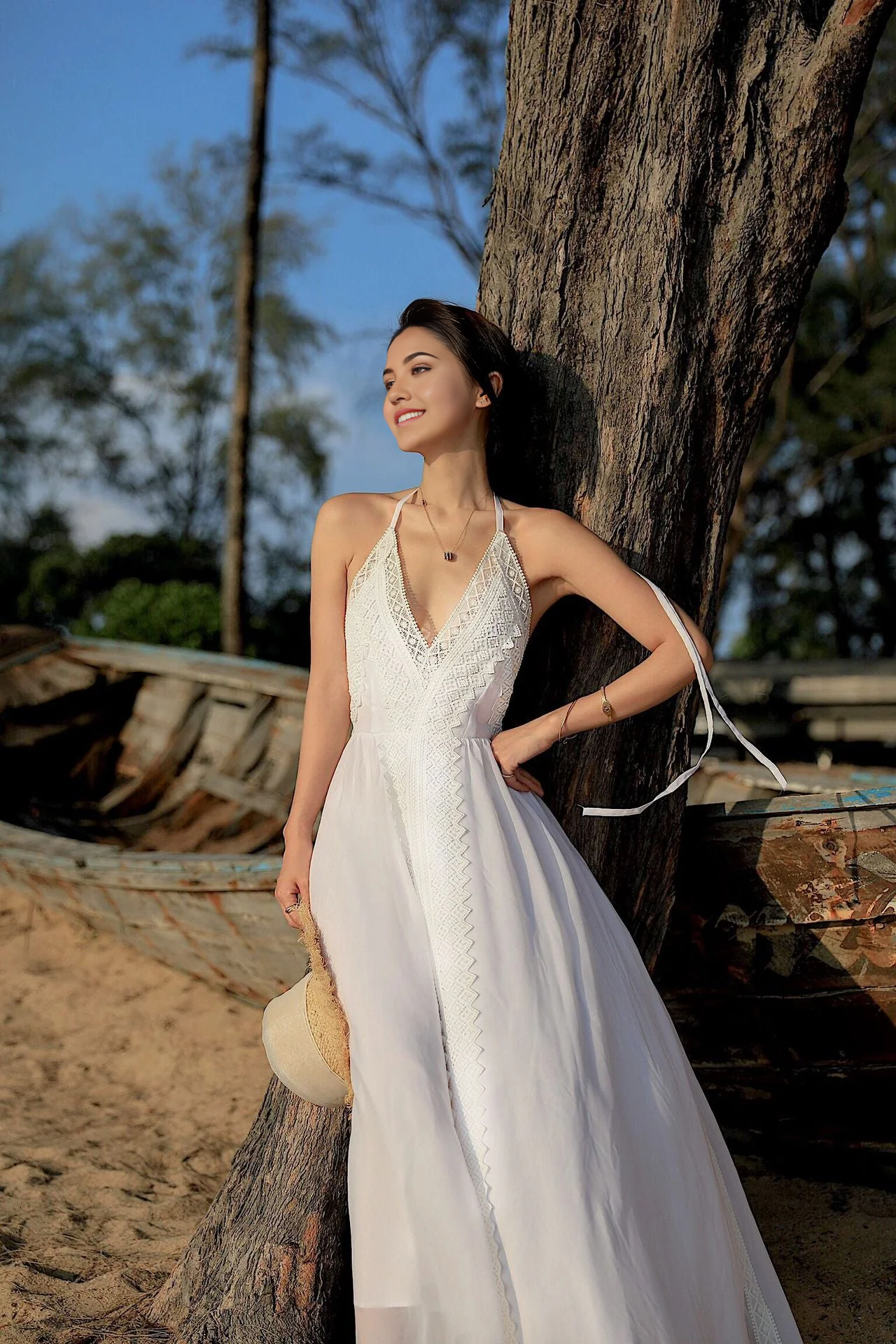 Vestido de novia sencillo con cuello halter, espalda descubierta, largo hasta el suelo y cuentas
